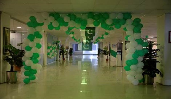 14 August balloon tunnel decoration in green and white for corporate offices and schools with patriotic Independence Day theme in Pakistan.